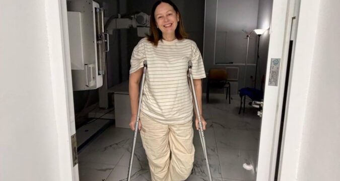 Ирина Безрукова рассказала о неожиданных последствиях травмы: «Мужчины буквально носят меня на руках» Ирина Безрукова рассказала о неожиданных последствиях травмы: «Мужчины буквально носят меня на руках»